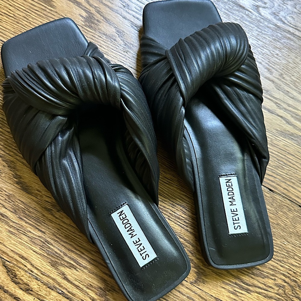 STEVE MADDEN Black twisted puffy slides, Size 10